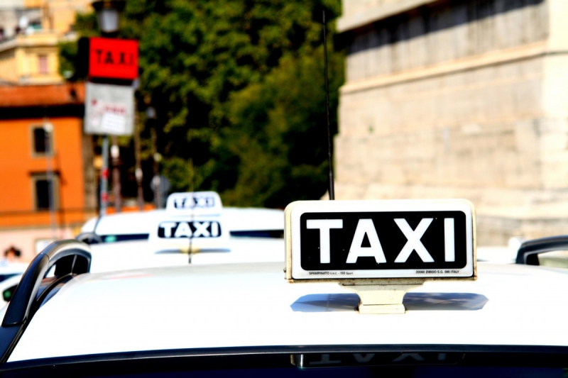 taxis-MONTMEYAN-min_taxi_auto_rome_road_white-1051610